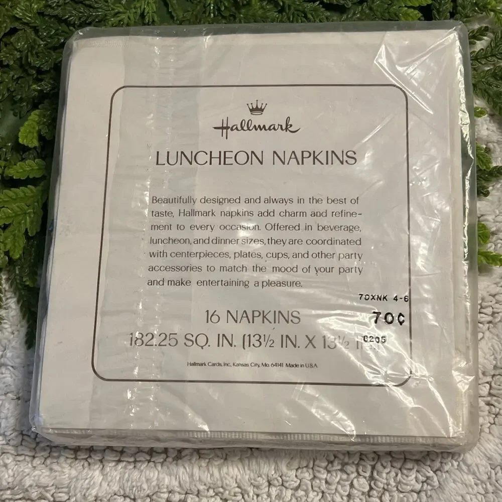 Vintage Pack of 16 Luncheon Napkins Snoopy Woodstock Tree Hallmark Christmas